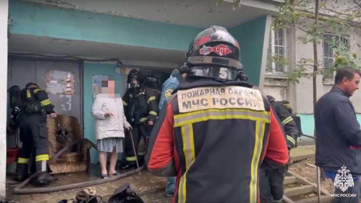 В Твери из-за пожара эвакуировали 17 жильцов, пострадал человек: видео с места ЧП - новости ТИА