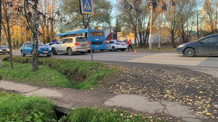 Появилось видео момента ДТП в Твери, где автобус сбил девочку - новости ТИА