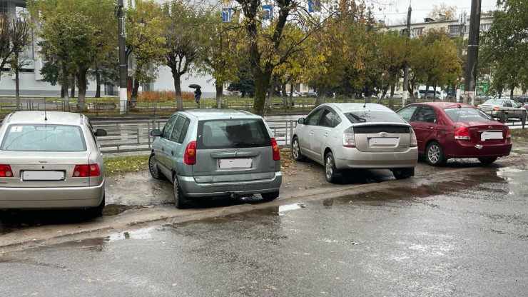 В Твери летом за парковку на газонах оштрафовали более 1 200 водителей - новости ТИА