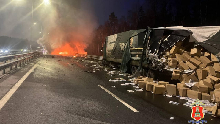 Появились подробности аварии и видео с места столкновения грузовиков на М-11 - новости ТИА