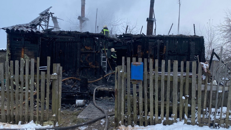 Под Тверью сгорел дом: семья из шести человек осталась без всего - новости ТИА