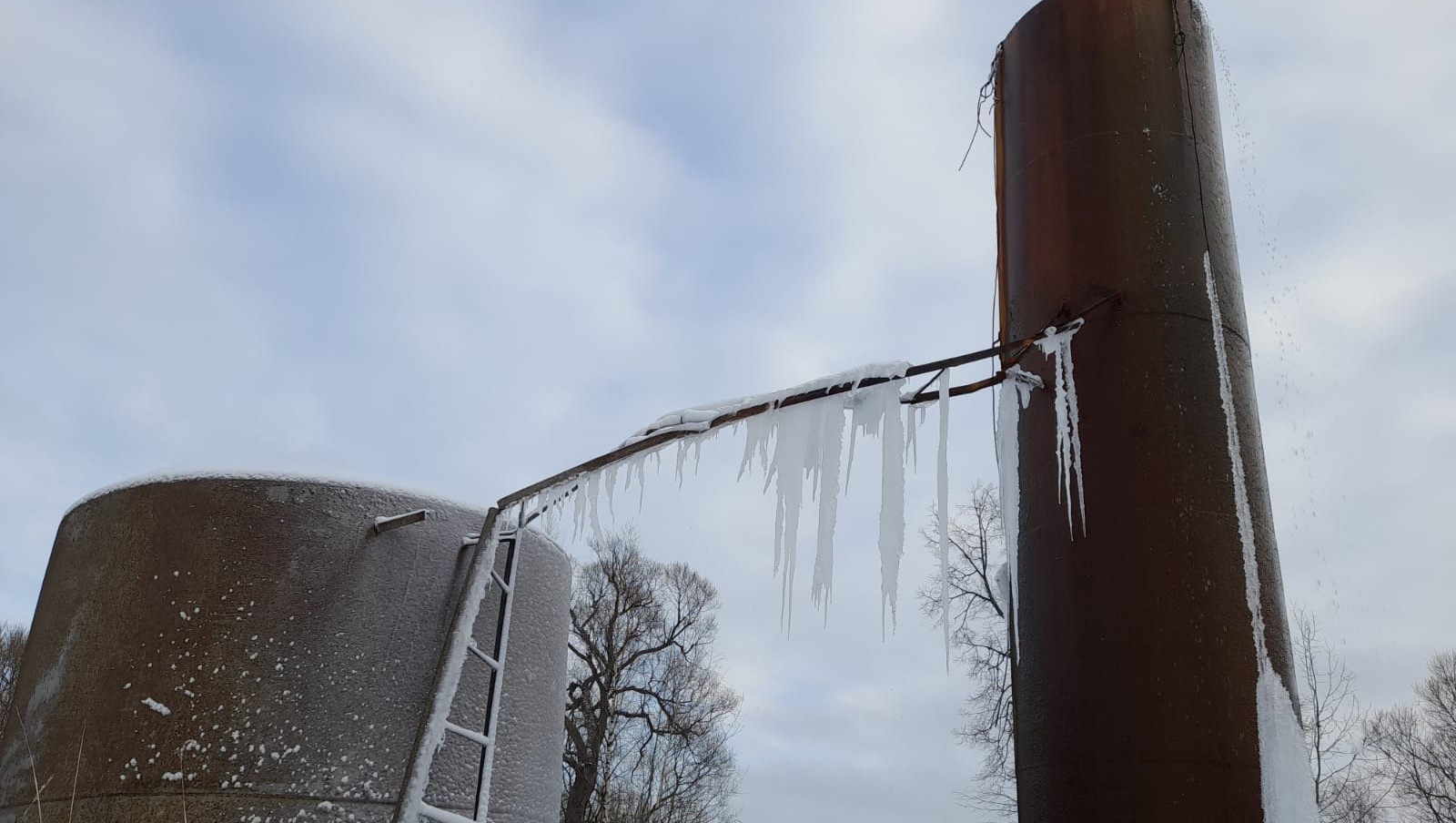 В деревне под Кашином упала водонапорная башня: люди могут остаться без  воды | 25.11.2023 | Тверь - БезФормата