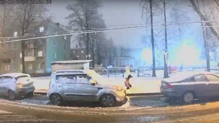 Опубликовано видео, как в Твери дерево с проводами чуть не упало на пешехода - новости ТИА