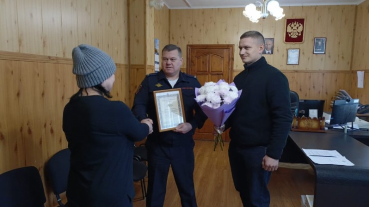 В Тверской области сотрудницу ПВЗ наградили за помощь в поимке курьеров-мошенников - новости ТИА