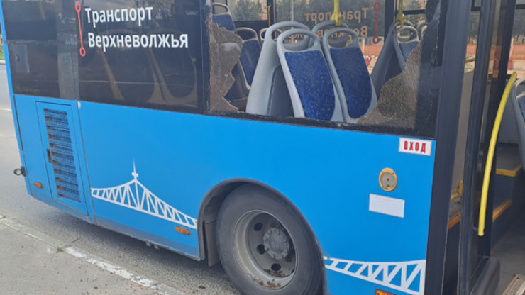 Пассажир, выпрыгнувший в окно автобуса, пришел с повинной и заплатил 40 000 ущерба - новости ТИА