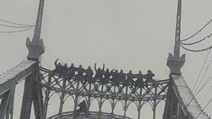 На самый верх Старого моста через Волгу в Твери забрались люди - новости ТИА