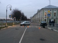В Твери ВАЗ врезался в две иномарки и уехал с места ДТП - Новости ТИА