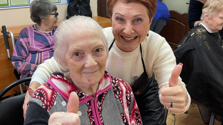 Подопечных дома престарелых в Тверской области подстригли волонтёры - новости ТИА