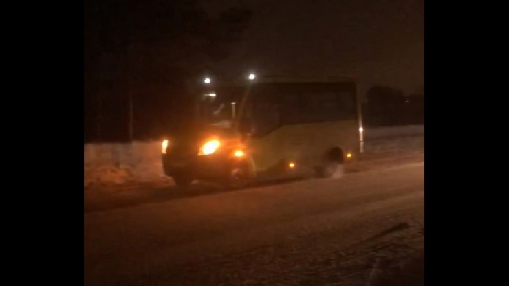 Под Тверью школьный автобус попал в ДТП на тёмной дороге - новости ТИА