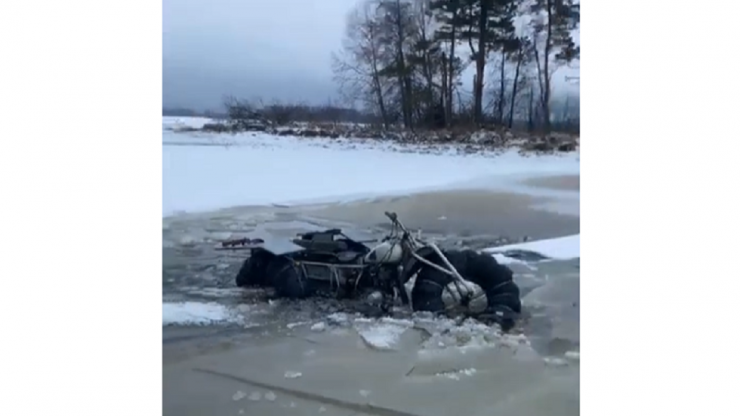 Появилось видео с водохранилища в Тверской области, где под лед провалился мотоцикл - новости ТИА