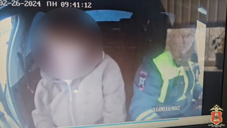 В Твери пьяная женщина в салоне патрульного автомобиля била ногами по стеклам - новости ТИА