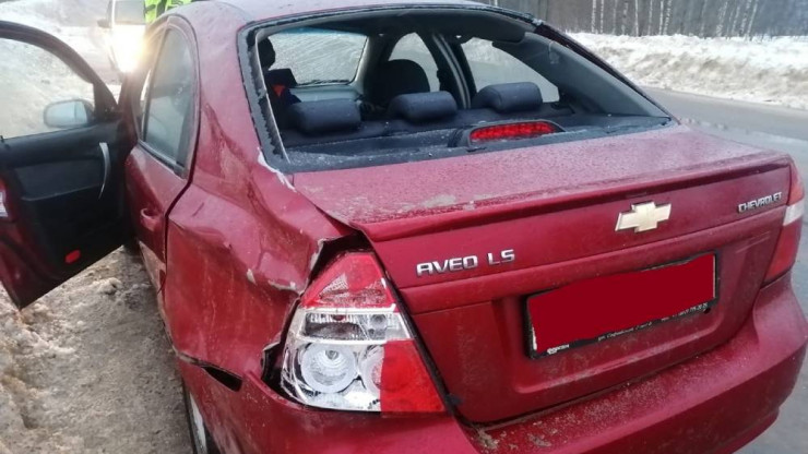 В Тверской области водитель не справился с управлением и врезался в снежный вал - новости ТИА