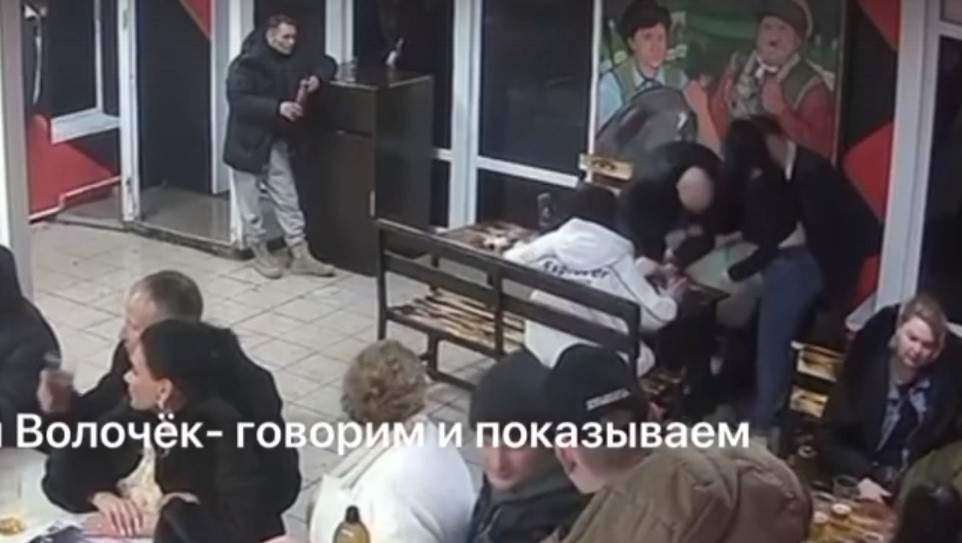 Полиция проводит проверку после видео, где мужчина сломал руку девушке в кафе - ТИА