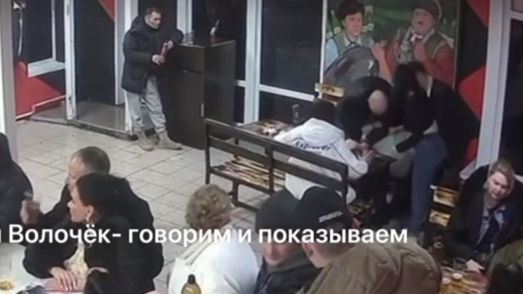 Полиция проводит проверку после видео, где мужчина сломал руку девушке в кафе - новости ТИА