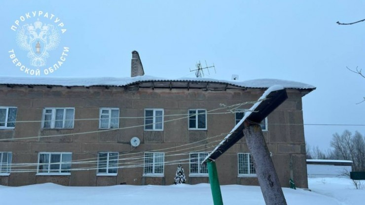 Тяжелый снег проломил крышу дома в Кимрах - новости ТИА