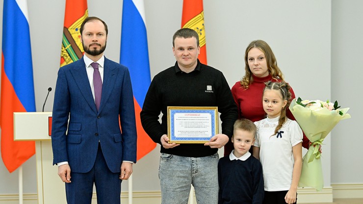 Виталий Королев вручил молодым семьям Тверской области жилищные сертификаты - новости ТИА