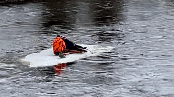 В Торжке очевидцы сняли плывущих по Тверце на льдине двух мужчин - новости ТИА