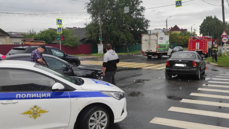 В Твери на перекрестке столкнулись машины, пострадали двое детей - новости ТИА