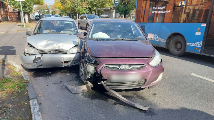 В Твери при столкновении двух машин пострадала пассажирка автомобиля - новости ТИА