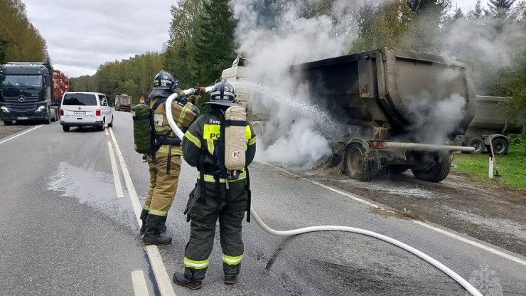 На трассе в Тверской области загорелся грузовик с щебнем - новости ТИА