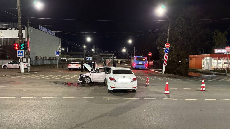 В Твери возле автовокзала столкнулись две машины - новости ТИА