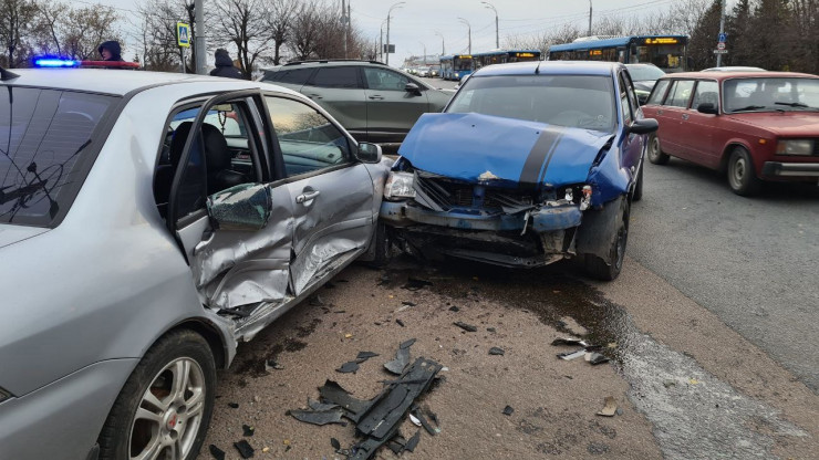 В Твери в столкновении двух авто пострадала 21-летняя пассажирка - новости ТИА