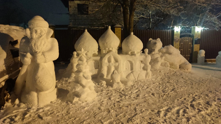 Житель Тверской области устроил выставку из снежных скульптур рядом с домом - новости ТИА