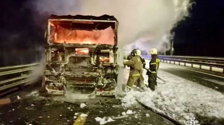 Появилось видео пожара на платной трассе в Тверской области - новости ТИА
