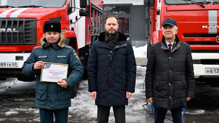 Виталий Королев вручил награды и передал спецтранспорт сотрудникам МЧС Тверской области - новости ТИА