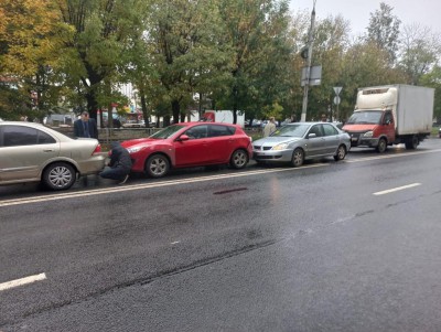 В Твери фургон устроил ДТП с четырьмя авто и двумя пострадавшими - Новости ТИА