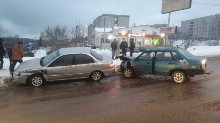 В Торжке ВАЗ устроил ДТП на встречной полосе - новости ТИА