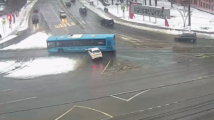 В Твери на проспекте Калинина легковушка протаранила автобус - новости ТИА