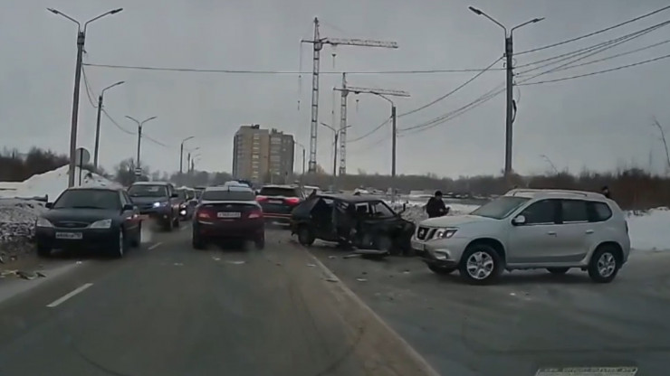 В Твери ВАЗ столкнулся с Audi, от отечественной легковушки осталась груда металла - новости ТИА