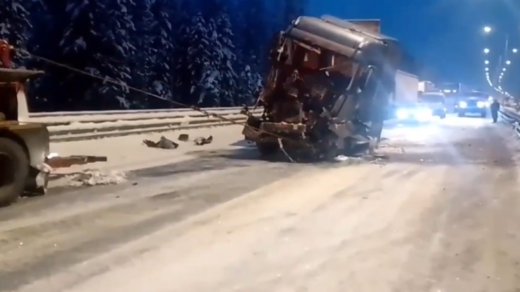 Восстановлено движение на трассе в Тверской области, где грузовик протаранил ограждение - новости ТИА