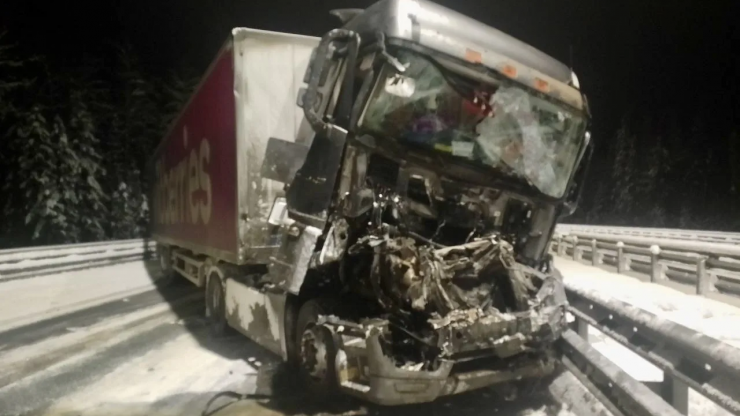 Появилось видео с места аварии с грузовиком на трассе в Тверской области - новости ТИА