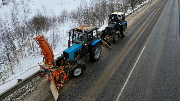 Более 340 единиц техники расчищают от снега дороги Тверской области - новости ТИА