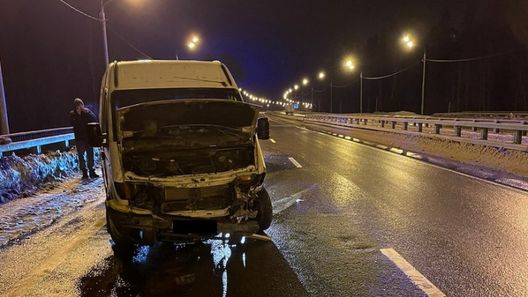 На трассе М-10 в Тверской области иномарка врезалась в отбойник - новости ТИА