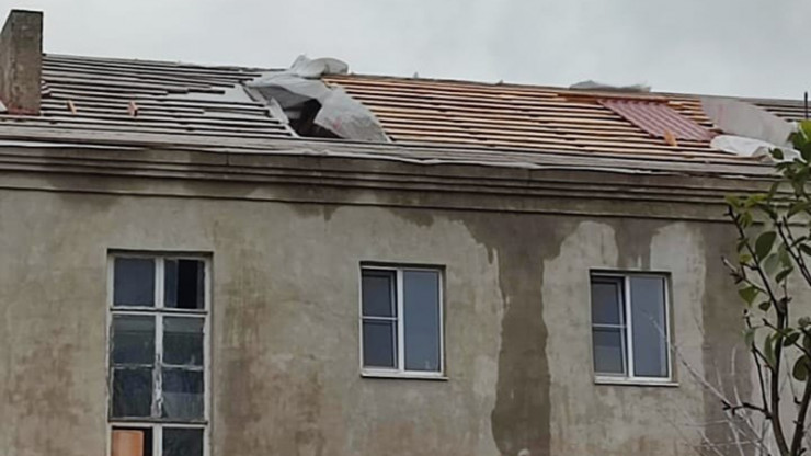 Во Ржеве из-за недоделанного капремонта жилой дом всю зиму остаётся без крыши - новости ТИА