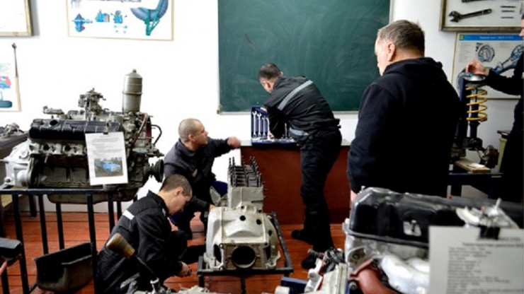 В Тверской области осужденные учились разбирать двигатель - новости ТИА
