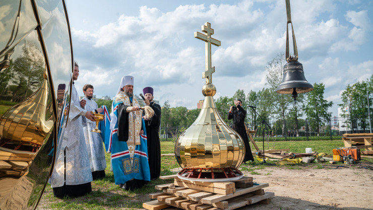 На храм у тверского суворовского училища установили купола и кресты - новости ТИА