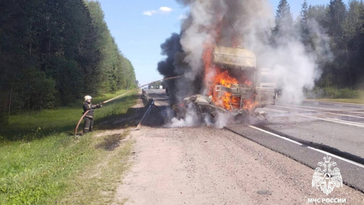 Появилось видео с места ДТП в Тверской области, где сгорели два человека - новости ТИА