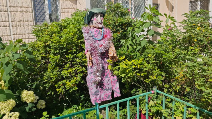 В Твери жители нарядили "бабку" на клумбе - народные новости ТИА