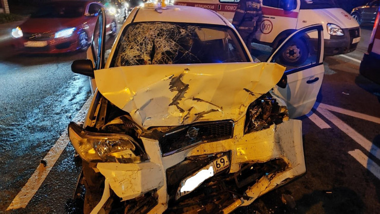 В Твери столкнулись две иномарки, пассажир получил тяжелые травмы - новости ТИА