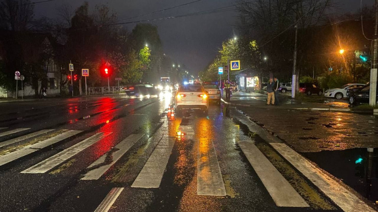 В Твери пожилая женщина переходила дорогу на "красный свет" и попала под колеса - новости ТИА