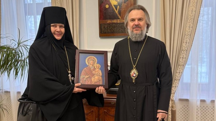 Заключенные тверской колонии вырезали икону для монастыря в Тверской области - новости ТИА