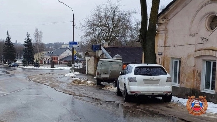 В Тверской области "буханка" наехала на мужчину, пока он её ремонтировал - новости ТИА