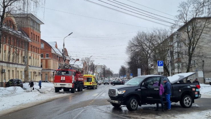 В Твери после аварии машина вылетела на тротуар, пострадал водитель - новости ТИА