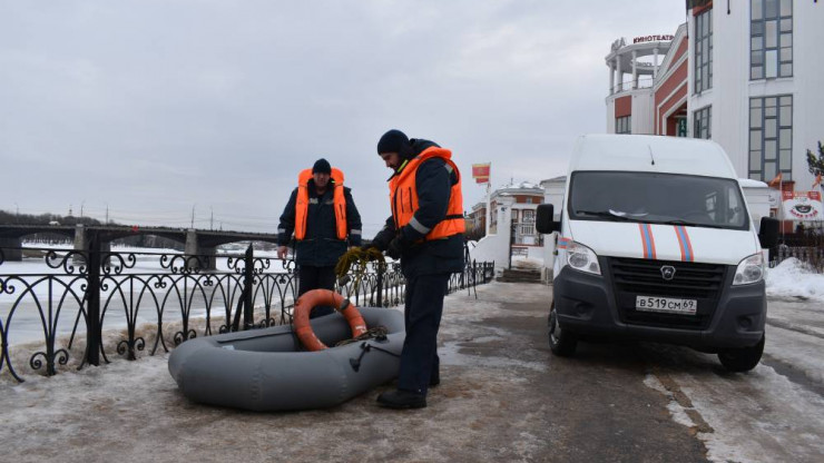 В Твери спасатели проверяют лёд и береговую линию водоёмов - новости ТИА