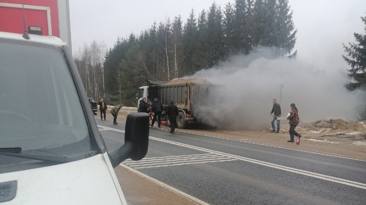 В Тверской области загоревшийся на дороге самосвал потушили снегом - новости ТИА