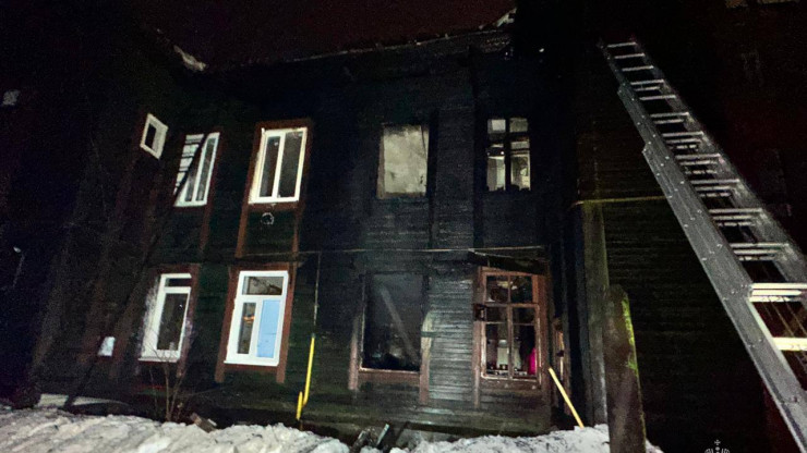На пожаре в восьмиквартирном жилом доме в Твери спасли одного человека - новости ТИА